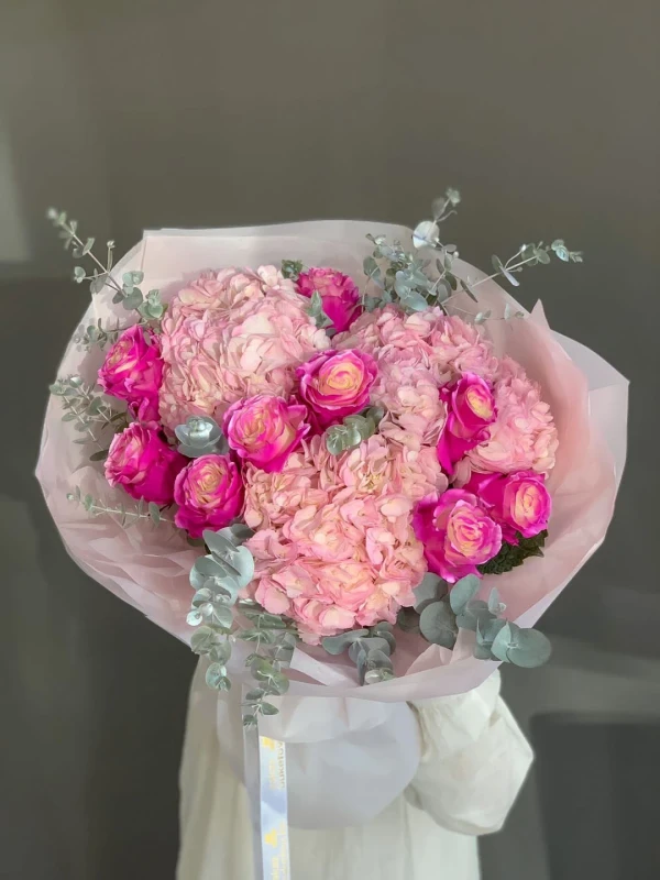 Букет "Pink wibe" — Букет "Pink wibe" — сборный букет из гортензий и роз, в котором оттенки и фактуры объединены в гармоничную…